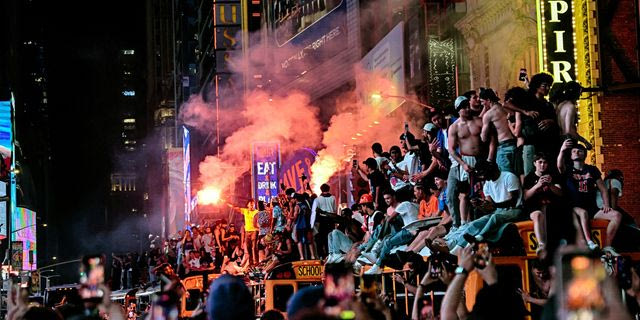 Οι οπαδοί των Νιου Γιορκ Νικς γιορτάζουν τη νίκη τους μετά τον 5ο αγώνα της σειράς μπάσκετ των τελικών του NBA εναντίον των Σαν Αντόνιο Σπερς
