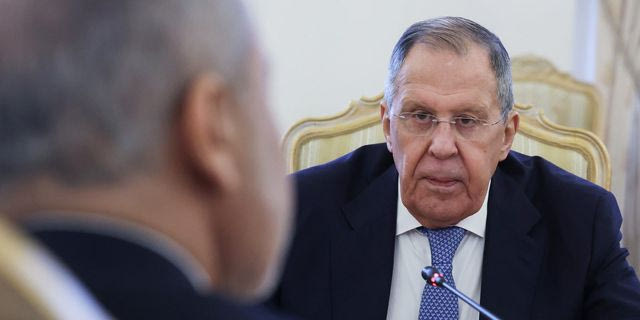 Λαβρόφ: Η Μόσχα θα πραγματοποιήσει “μαζικές και τακτικές” επιθέσεις κατά της Ουκρανίας