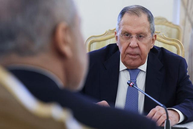 Λαβρόφ: Η Μόσχα θα πραγματοποιήσει “μαζικές και τακτικές” επιθέσεις κατά της Ουκρανίας