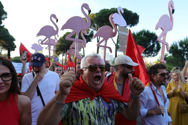Γιατί επαναστατούν στην Αλβανία;