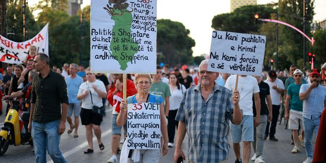 Αλβανία: Διαδηλωτές πέταξαν αυγά σε αυτοκίνητα βουλευτών – Τουλάχιστον δύο συλλήψεις