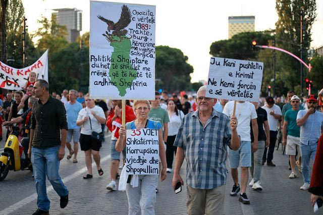 Αλβανία: Διαδηλωτές πέταξαν αυγά σε αυτοκίνητα βουλευτών – Τουλάχιστον δύο συλλήψεις