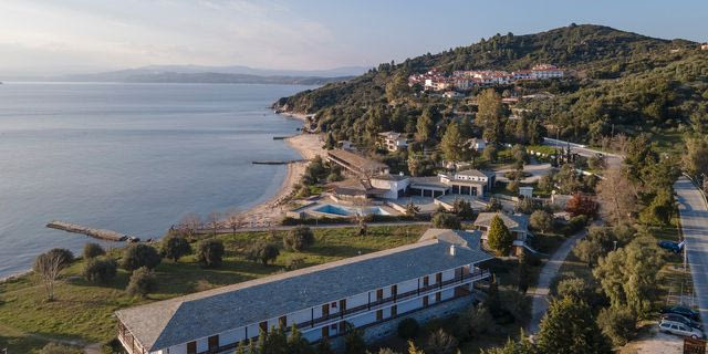 Χαλκιδική: Υπεγράφη η μίσθωση του ιστορικού “Ξενία Ουρανούπολης” με την Domes Resorts
