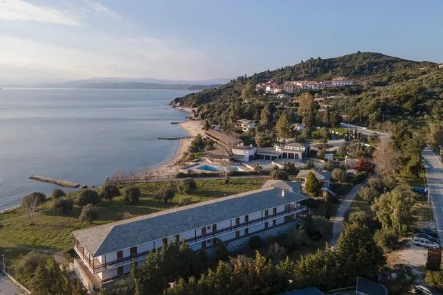 Χαλκιδική: Υπεγράφη η μίσθωση του ιστορικού “Ξενία Ουρανούπολης” με την Domes Resorts