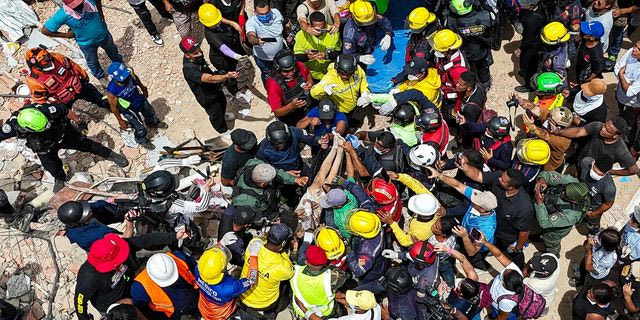 Διασώστες απεγκλωβίζουν έναν άνθρωπο από τα χαλάσματα στην Καραμπαλέντα,σ τη Βενεζουέλα