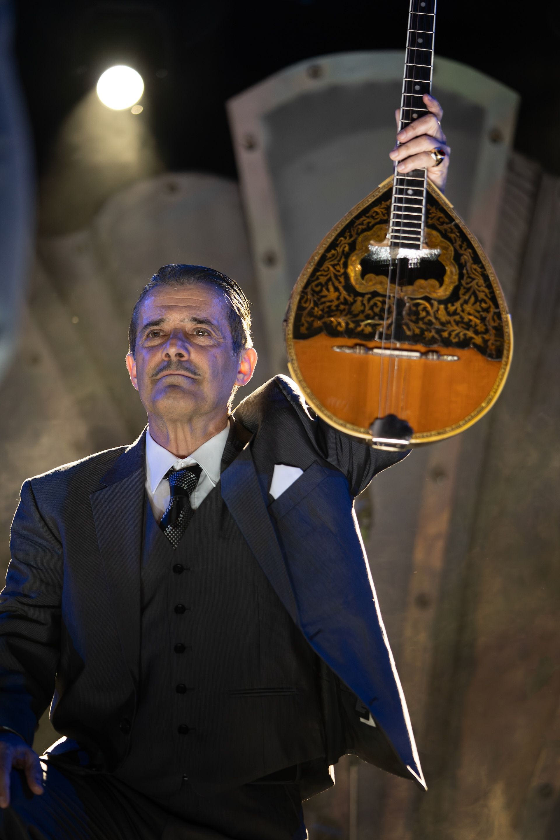 MANOLIS / καρδιά σε τέσσερις χορδές