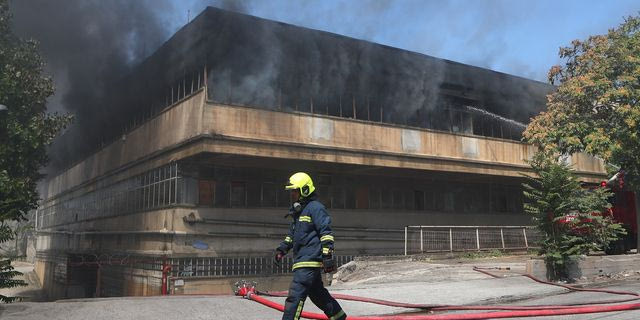Αιγάλεω: Η φωτιά καίει εδώ και 16 ώρες – Διακοπή κυκλοφορίας στην Ορφέως