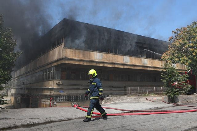 Αιγάλεω: Η φωτιά καίει εδώ και 16 ώρες – Διακοπή κυκλοφορίας στην Ορφέως