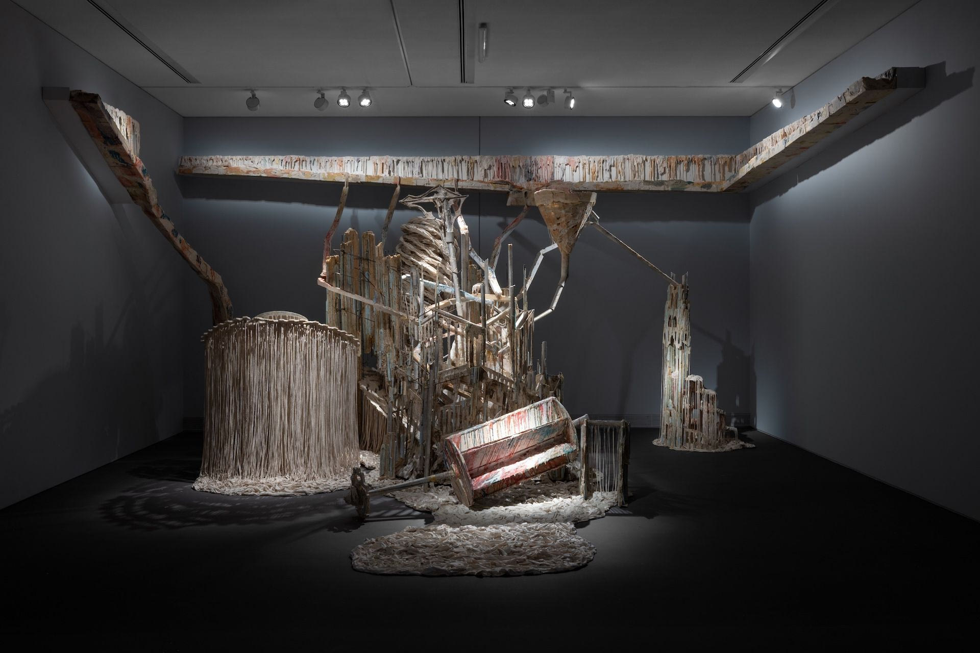 Diana Al-Hadid, Water Thief, 2010 Συλλογή ΕΜΣΤ Μέρος της Δωρεάς της Συλλογής Δ.Δασκαλόπουλου Φωτογραφία: Πάρις Ταβιτιάν