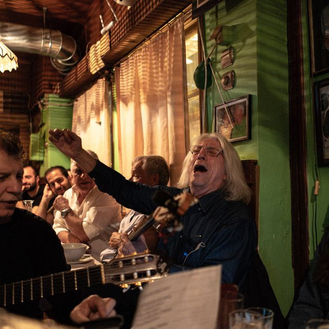 Στη Δόμνα έχουν ακούσει μπουζούκια εργάτες, πολιτικοί και καταζητούμενοι