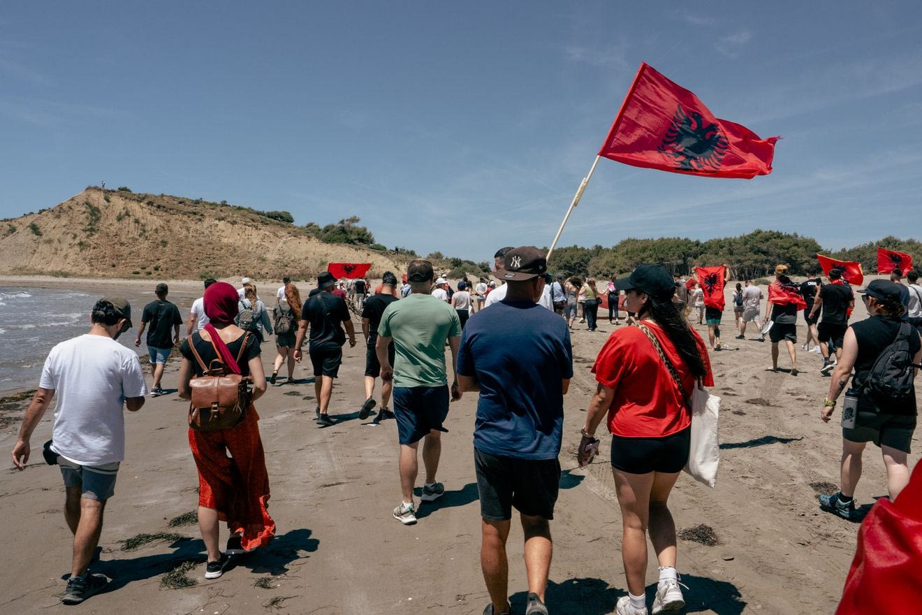 Τι και γιατί συμβαίνει στα Τίρανα;