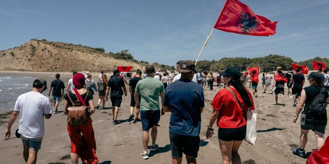 Τι και γιατί συμβαίνει στα Τίρανα;