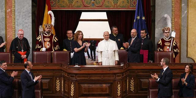 Πάπας Λέων ΙΔ’: Ο κόσμος βρίσκεται σε “βαθιά” κρίση – Τι είπε στο ισπανικό κοινοβούλιο