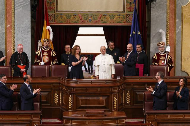 Πάπας Λέων ΙΔ’: Ο κόσμος βρίσκεται σε “βαθιά” κρίση – Τι είπε στο ισπανικό κοινοβούλιο