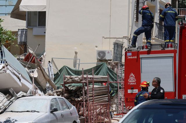 Κατάρρευση πολυκατοικίας στα Πετράλωνα: Έρευνες για τυχόν αγνοουμένους – 5 προσαγωγές