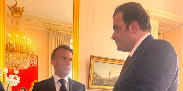 Σύντομη συνάντηση Μακρόν με Πιερρακάκη στο Μέγαρο των Ηλυσίων