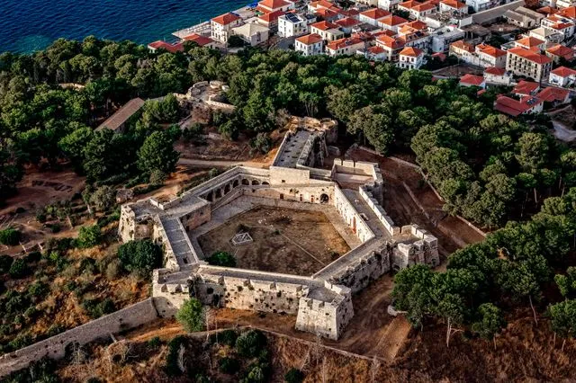 “Τα μνημεία δεν είναι για πριβέ γλέντια”: Σκληρή ανακοίνωση για τον γάμο της κόρης Κωστόπουλου - Μπαλατσινού
