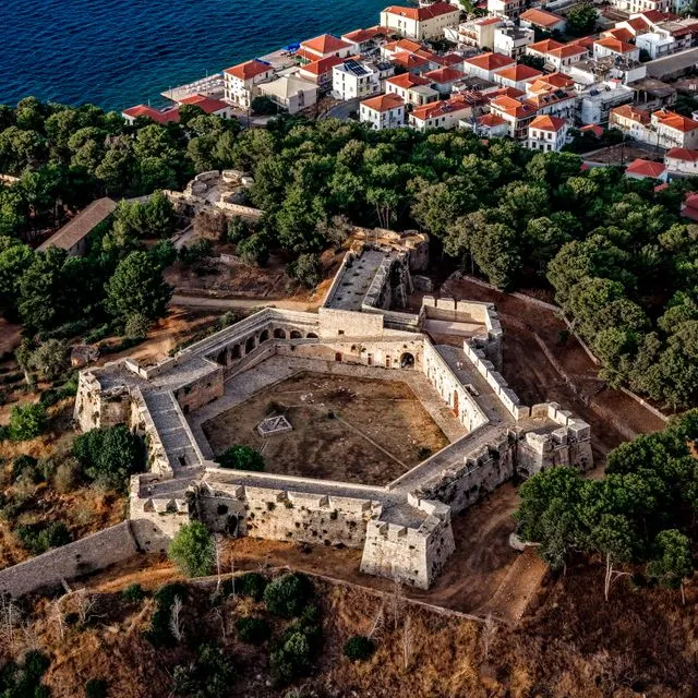 “Τα μνημεία δεν είναι για πριβέ γλέντια”: Σκληρή ανακοίνωση των αρχαιολόγων για το Νιόκαστρο Πύλου