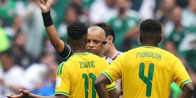 Μεξικό – Νότια Αφρική: Viral ο διαιτητής που απέβαλε τρεις παίκτες και… την αγγλική γλώσσα