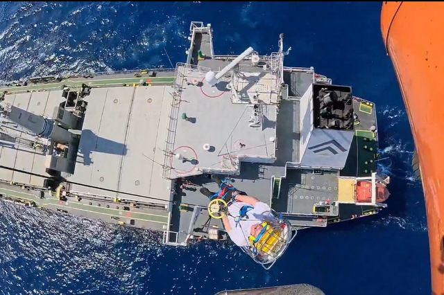 Ρόδος: Αεροδιακομιδή ναυτικού από Super Puma της Πολεμικής Αεροπορίας – Βίντεο