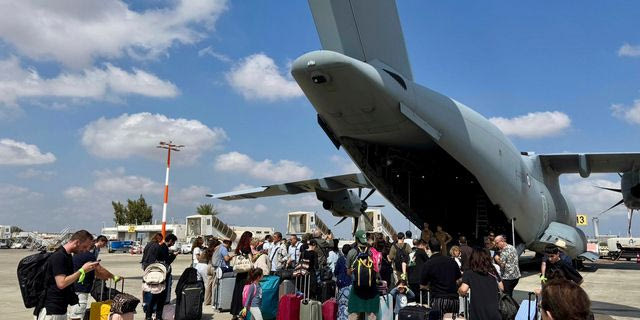 “Καμπανάκι” από τις αεροπορικές: Επιβάτες θέτουν σε κίνδυνο ζωές για να σώσουν τις βαλίτσες τους