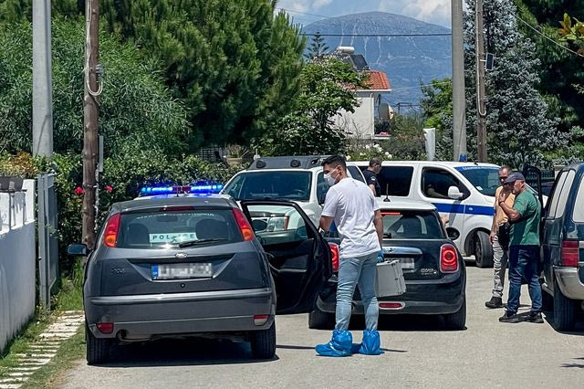 Νεκροί εντοπίστηκαν μέσα στο σπίτι τους στην Αιγιάλεια σε μία λίμνη αίματος μία μητέρα και ο γιος της