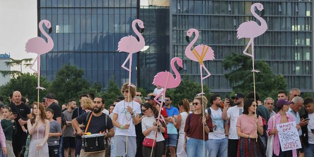 “Επανάσταση των Φλαμίνγκο”: Κλιμακώνονται οι κινητοποιήσεις στην Αλβανία κατά του πρότζεκτ Κούσνερ