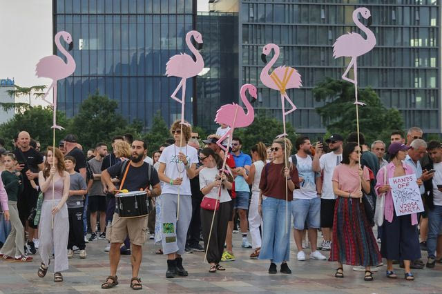 “Επανάσταση των Φλαμίνγκο”: Κλιμακώνονται οι κινητοποιήσεις στην Αλβανία κατά του πρότζεκτ Κούσνερ