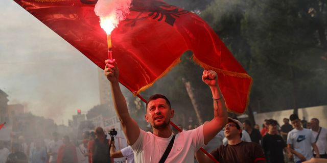 Αλβανία: Το μαύρο χρήμα χτίζει βίλες, οι πολίτες πληρώνουν τη στεγαστική κρίση