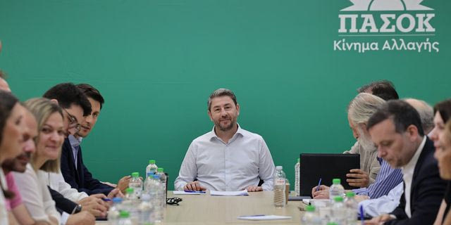 Ανδρουλάκης: Μάχη στην κοινωνία, όχι σε σκηνοθετημένο πολιτικό σκηνικό
