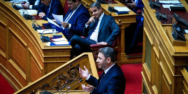 Νίκος Ανδρουλάκης και Κυριάκος Μητσοτάκης στη Βουλή