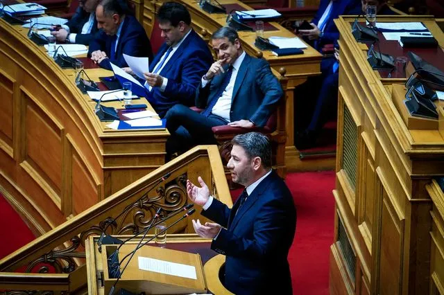 Νίκος Ανδρουλάκης και Κυριάκος Μητσοτάκης στη Βουλή