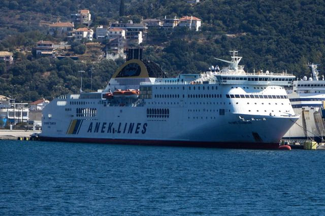 Προσάραξη του πλοίoυ “Κίσσαμος” στη Μήλο μετά από μπλακ άουτ – Ταλαιπωρία για 1.246 επιβάτες