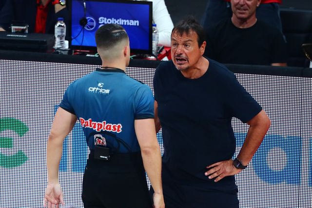 Ολυμπιακός – Παναθηναϊκός: Αυτή είναι η φάση που έκανε έξαλλο τον Αταμάν και αποβλήθηκε με δύο απανωτές τεχνικές ποινές