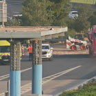 Ανατροπή φορτηγού με μπάζα στην Αττική Οδό – Πυροσβέστες απεγκλώβισαν τον οδηγό