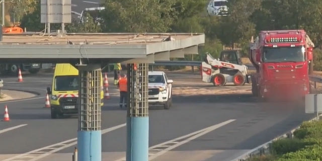 Ανατροπή φορτηγού με μπάζα στην Αττική Οδό – Πυροσβέστες απεγκλώβισαν τον οδηγό