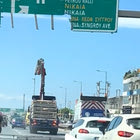 Κηφισός: Γερανός ξήλωσε πινακίδα – Δύο άτομα σε μηχανάκι γλίτωσαν τελευταία στιγμή (Βίντεο)