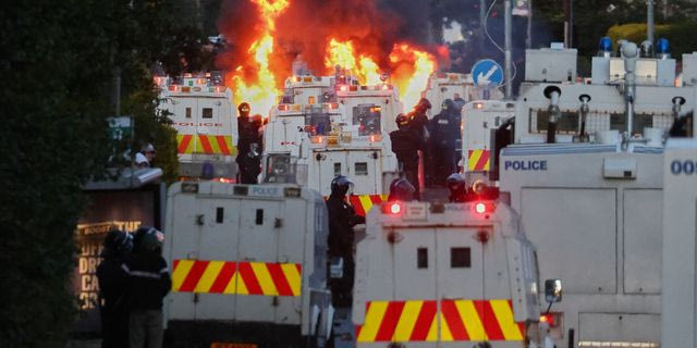 Δεύτερη νύχτα χάους στο Μπέλφαστ – Εμπρησμοί και μολότοφ σε αντιμεταναστευτικές διαδηλώσεις