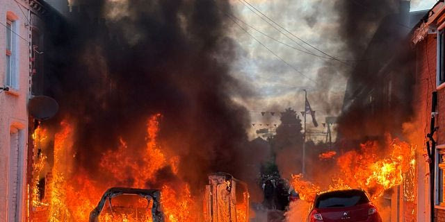 Μπέλφαστ: Η οικογένεια του θύματος ζητά ηρεμία – Ο Μασκ κατηγορείται για υποκίνηση ταραχών