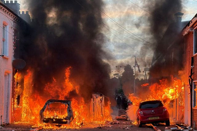 Μπέλφαστ: Η οικογένεια του θύματος ζητά ηρεμία – Ο Μασκ κατηγορείται για υποκίνηση ταραχών