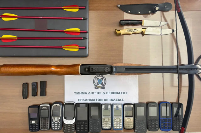 Αίγιο: Βαλλίστρα και 13 κινητά είχε στο σπίτι του ο Τζέιμς Δαλαμάγκας – Η ανακοίνωση της ΕΛ.ΑΣ.