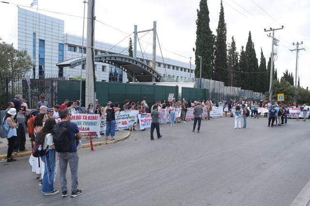 Συγκέντρωση έξω από το κτίριο του υπουργείου Παιδείας, Θρησκευμάτων και Αθλητισμού της Διδασκαλικής Ομοσπονδίας Ελλάδος