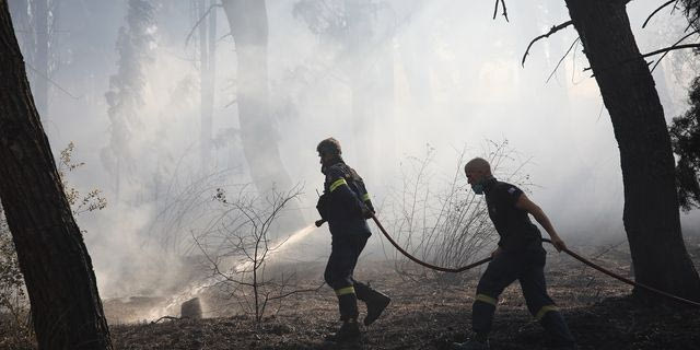 Φωτιά στο Δερβένι: Εντοπίστηκε σορός – Μήνυμα από το 112 για εκκένωση