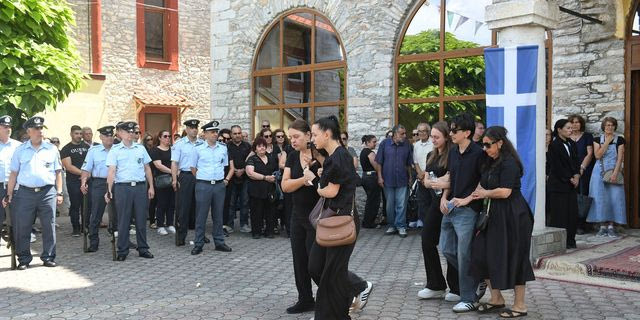 Γυναικοκτονία στη Δράμα: Σε κλίμα οδύνης η κηδεία της 45χρονης