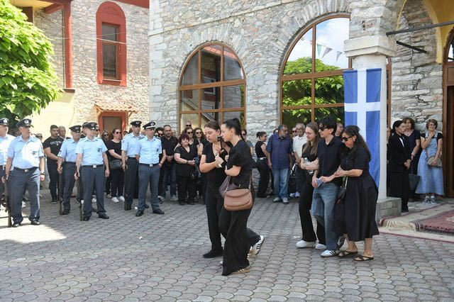 Γυναικοκτονία στη Δράμα: Σε κλίμα οδύνης η κηδεία της 45χρονης