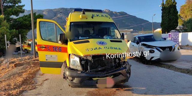 Λουτράκι: Σύγκρουση ΙΧ με ασθενοφόρο – Τραυματίστηκαν οι διασώστες