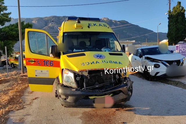 Λουτράκι: Σύγκρουση ΙΧ με ασθενοφόρο – Τραυματίστηκαν οι διασώστες