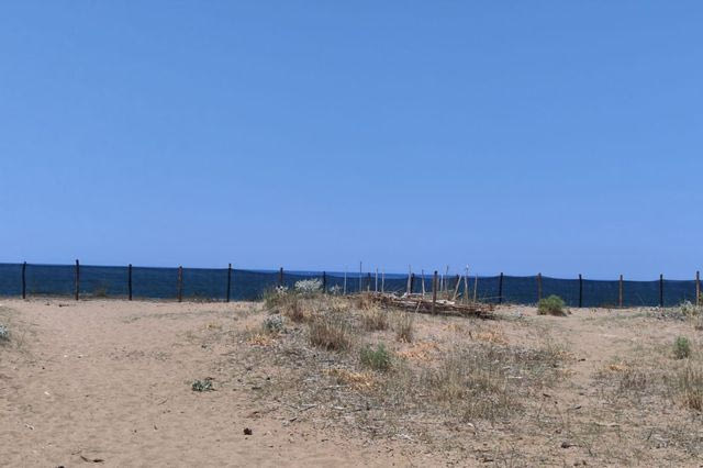 Ελαία Μεσσηνίας: Σοβαρή καταγγελία – Περίφραξη της παραλίας με ακατάλληλα υλικά
