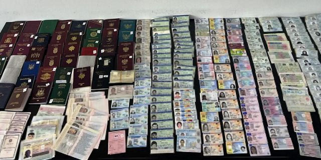 Εξαρθρώθηκε κύκλωμα παραγωγής και διακίνησης πλαστών ταξιδιωτικών εγγράφων – Πάνω από 200.000 ευρώ τα παράνομα κέρδη