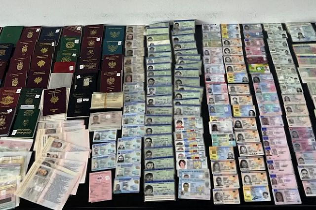 Εξαρθρώθηκε κύκλωμα παραγωγής και διακίνησης πλαστών ταξιδιωτικών εγγράφων – Πάνω από 200.000 ευρώ τα παράνομα κέρδη